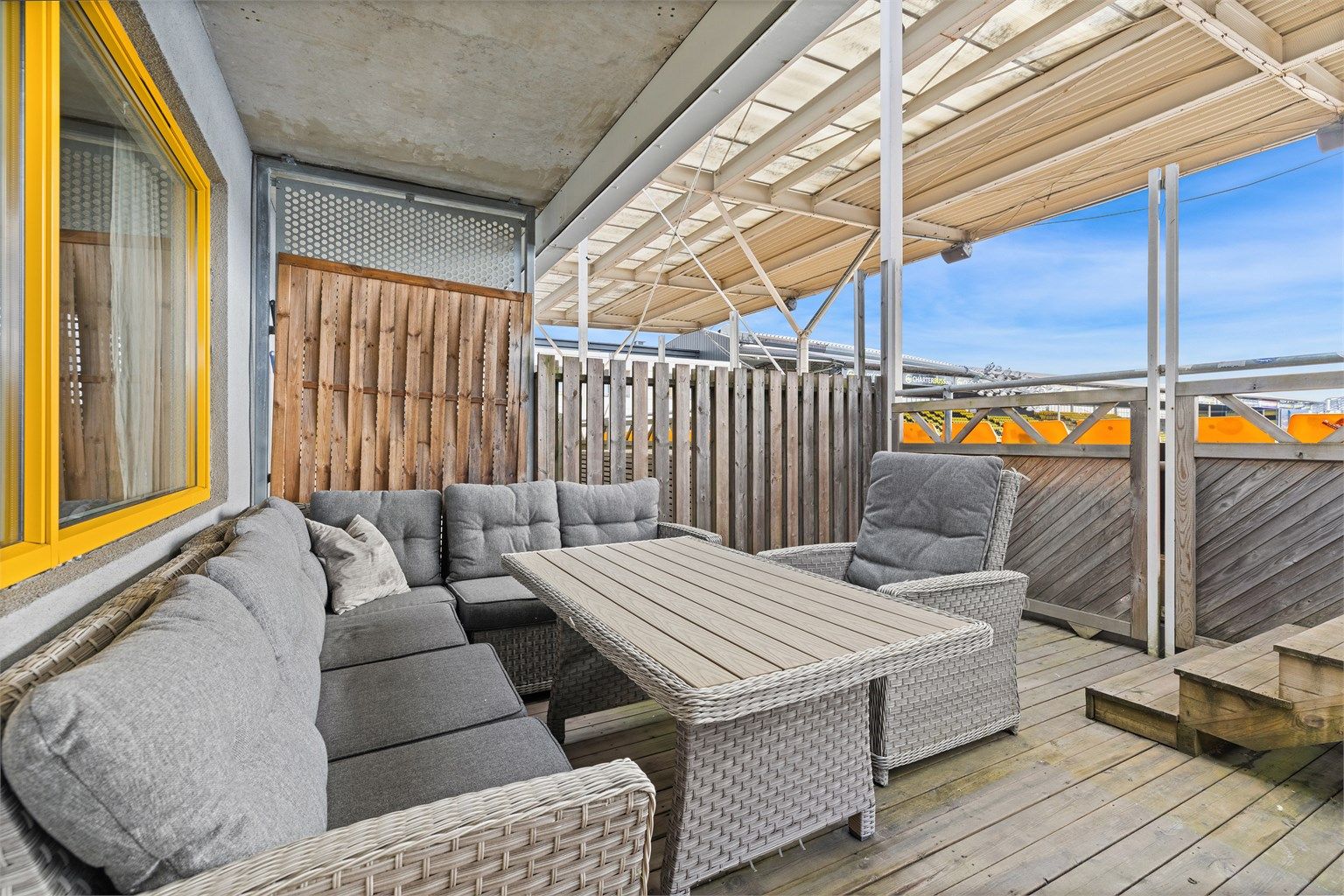 Den private terrassen på nesten 28 m² er en sjelden utvidelse av boligen, med god plass til utemøbler.