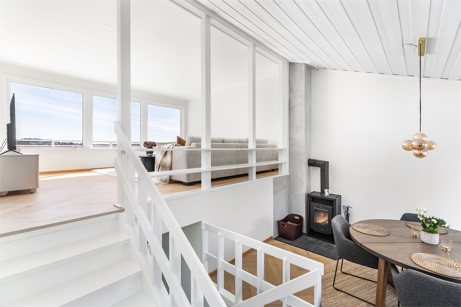 Åpen løsning mot stuen og en himling som på det meste er hele 3,6 meter høy gjør spisestuen luftig.