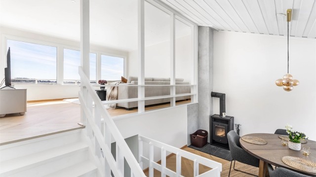 Åpen løsning mot stuen og en himling som på det meste er hele 3,6 meter høy gjør spisestuen luftig.