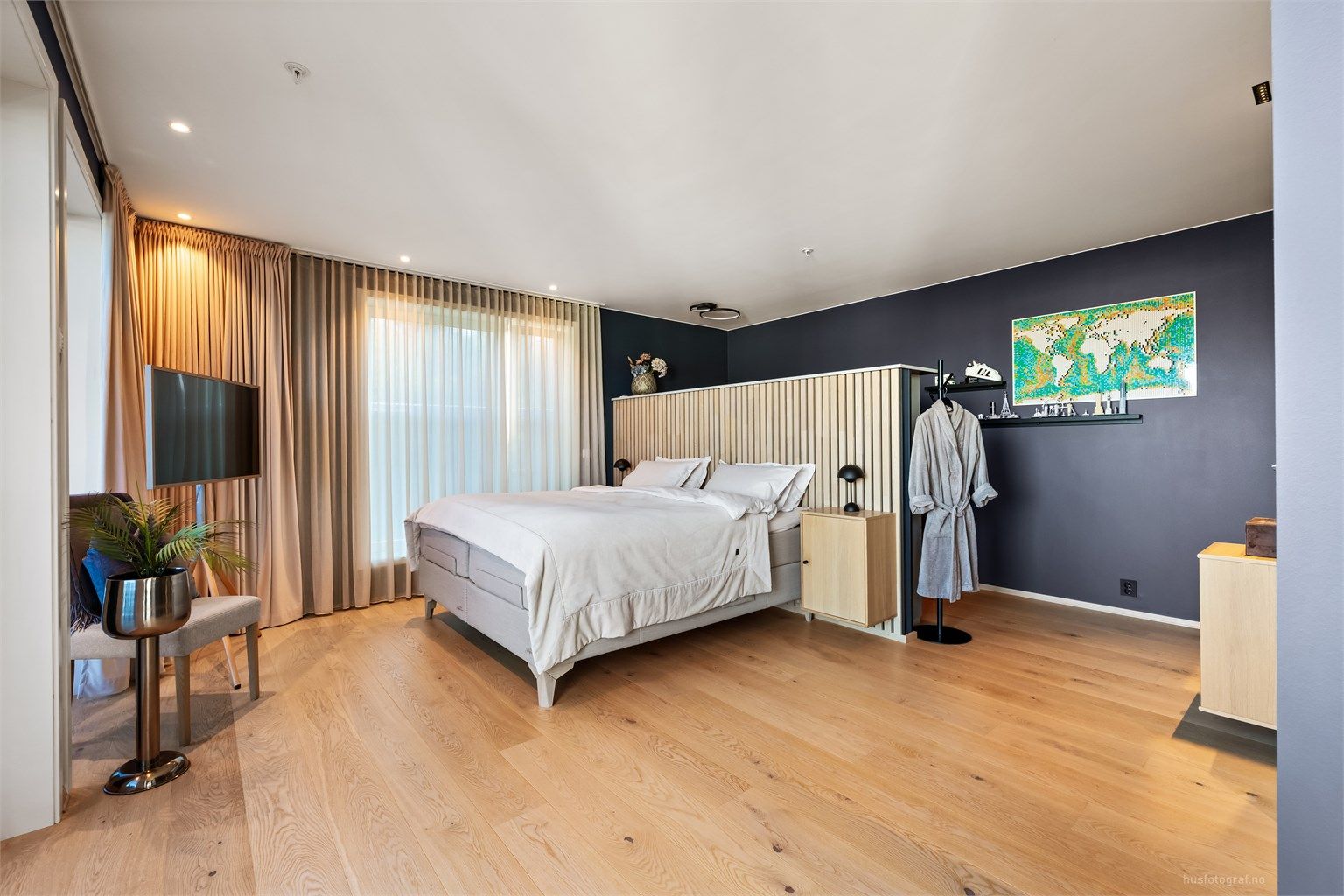 Hovedsoverommet er av svært god størrelse og har i tillegg et eget bad samt garderoberom/walk-in garderobe.