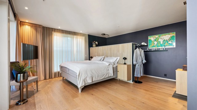 Hovedsoverommet er av svært god størrelse og har i tillegg et eget bad samt garderoberom/walk-in garderobe.