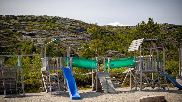 Lekestativer oppe ved parkeringsplassen / saunaen.