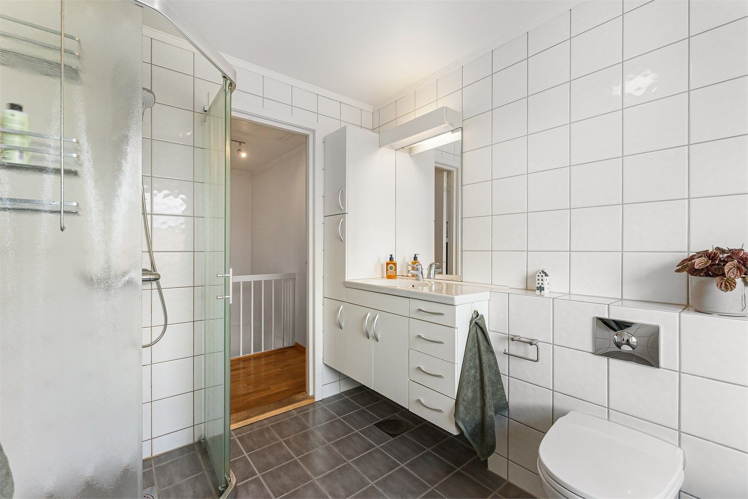 Badet er utstyrt med både dusjhjørne og badekar, samt vegghengt toalett. Rør-i-rør-systemet har fordelerskap på badet.