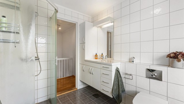 Badet er utstyrt med både dusjhjørne og badekar, samt vegghengt toalett. Rør-i-rør-systemet har fordelerskap på badet.