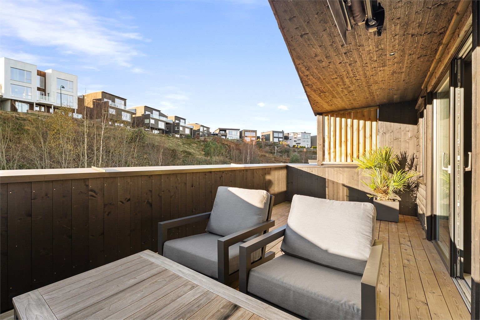 Boligen har flere uteområder som bl.a. denne fra stuen i øverste etasje. 