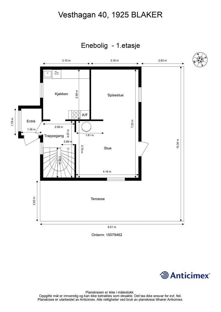 Første etasje har en praktisk planløsning med stue, spisestue, kjøkken og entré.