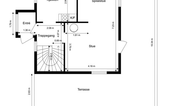 Første etasje har en praktisk planløsning med stue, spisestue, kjøkken og entré.