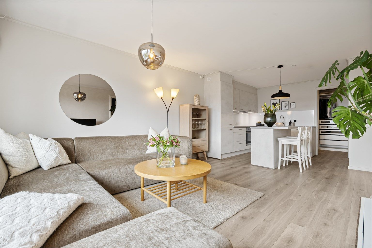 Åpen løsning mellom stue og kjøkken