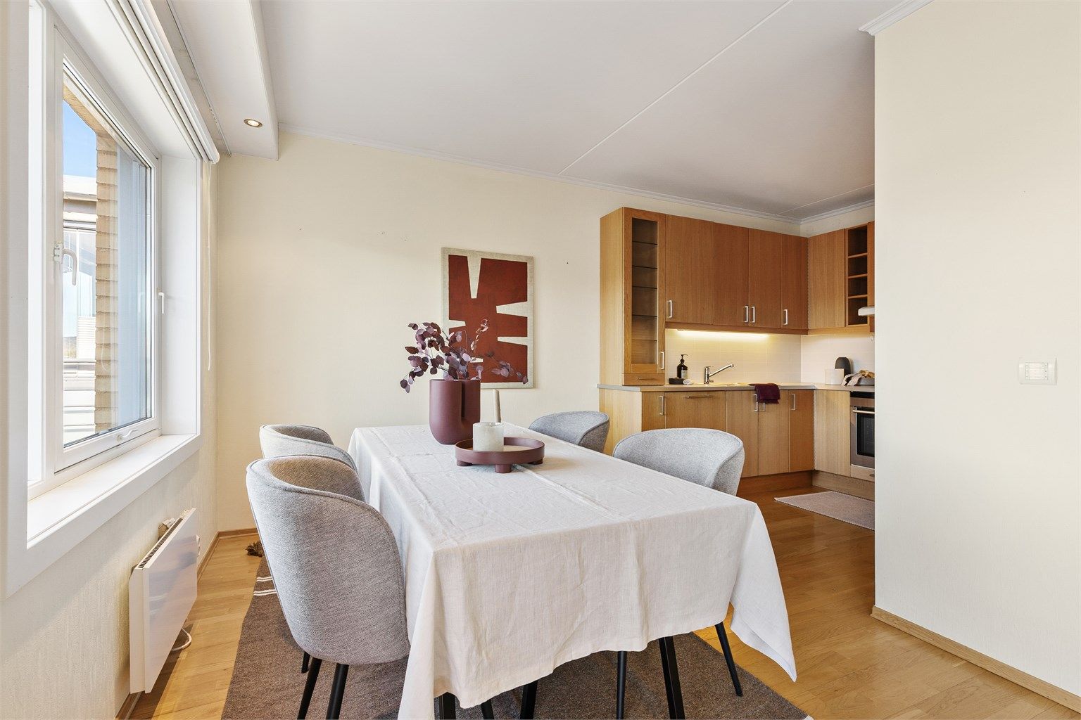 Den delvis åpne løsningen mellom stue, spisestue og kjøkken skaper en sosial atmosfære når man er med venner og familie.