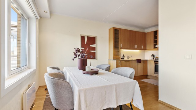 Den delvis åpne løsningen mellom stue, spisestue og kjøkken skaper en sosial atmosfære når man er med venner og familie.