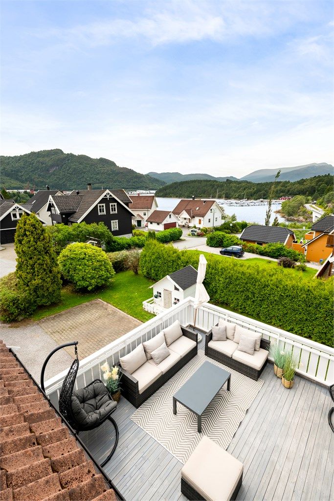 Herfra har man flott utsikt over nærområdet og sjøen.
