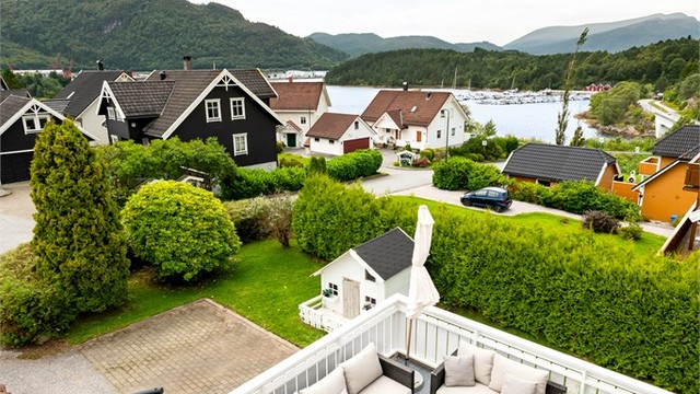 Herfra har man flott utsikt over nærområdet og sjøen.