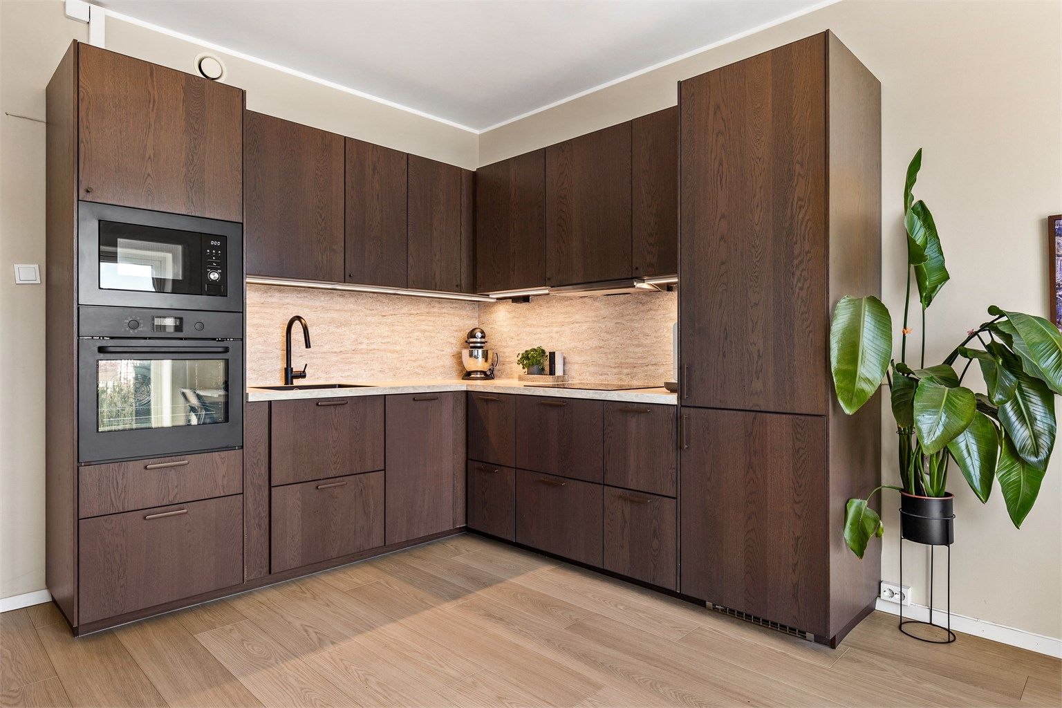 Leiligheten har en god standard med stilrene og funksjonelle detaljer. 