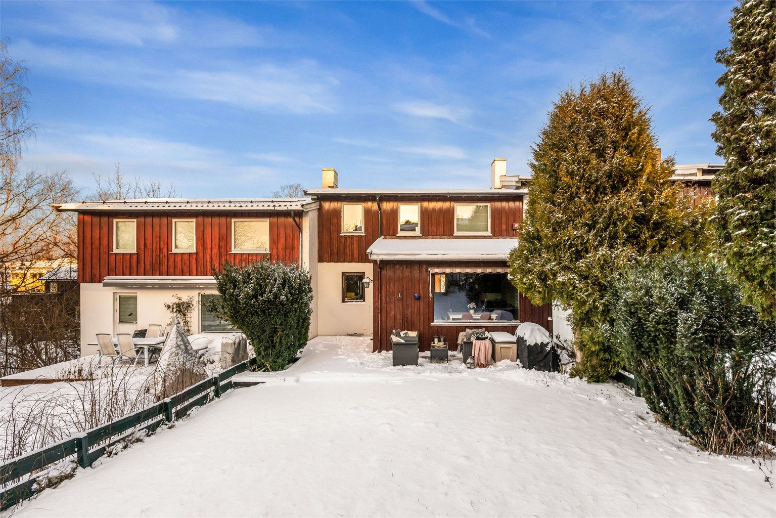 Ostadalsveien 23 ligger fredelig til i et attraktivt og etablert boligområde mellom Røa og Ullerntoppen – med kort vei til både natur og byliv.