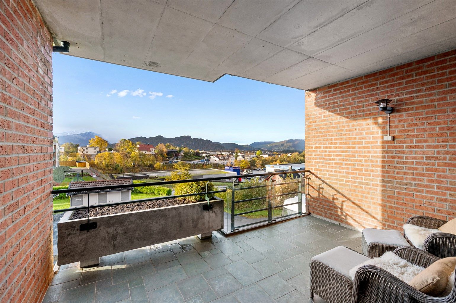 Leiligheten ligger i en høy 1.etg med balkong og nydelig utsikt mot fjord og fjell.