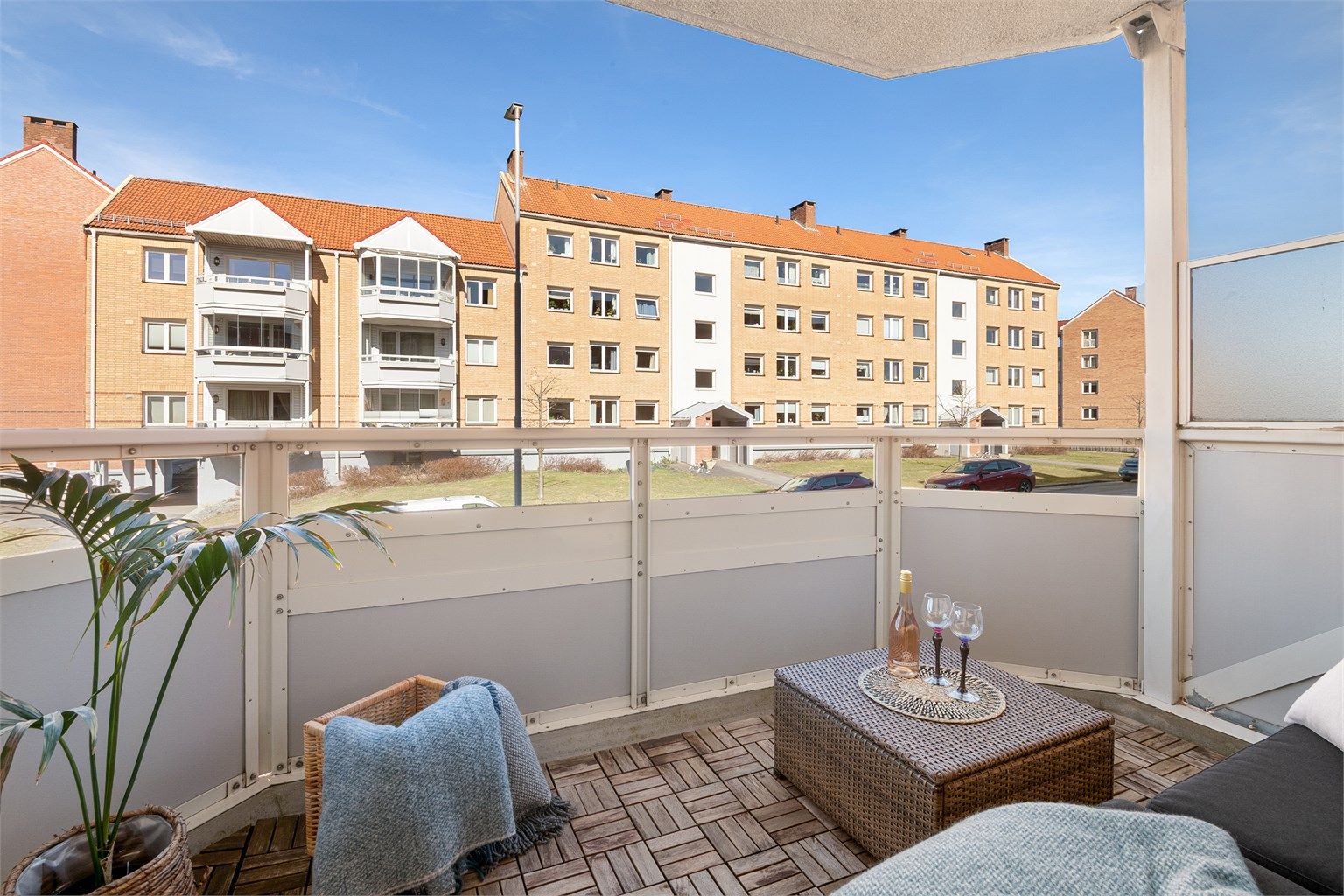 Velkommen til Våronnveien 1 og denne pene 3-roms leiligheten med stor balkong på beste Manglerud. Presentert av Christoffer S. Akerjordet og Krogsveen 