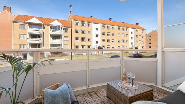 Velkommen til Våronnveien 1 og denne pene 3-roms leiligheten med stor balkong på beste Manglerud. Presentert av Christoffer S. Akerjordet og Krogsveen