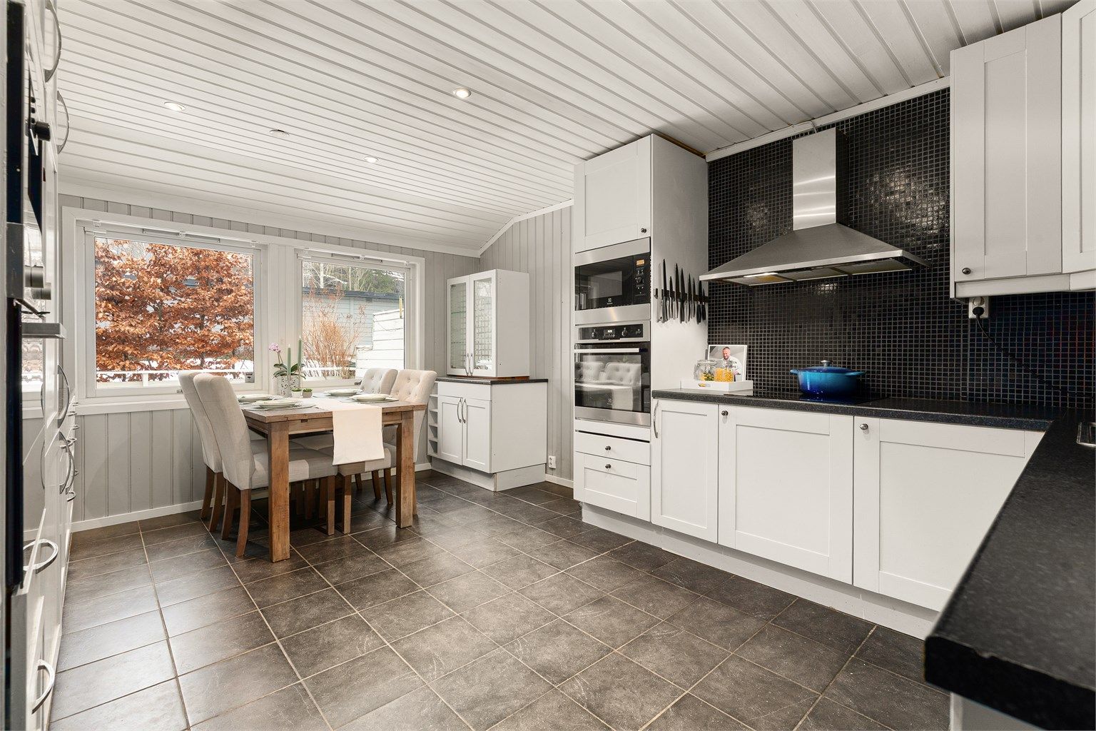 Det er varmekabler i gulvet - Her kan hele familien samles 