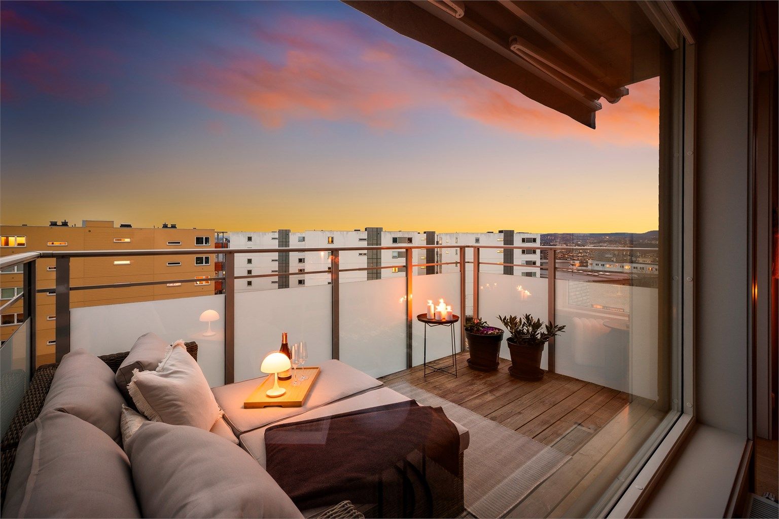 Sindre Nyhus v/ Krogsveen Løren viser denne herlige 4-roms topp- og endeleiligheten, beliggende sentralt til på beste Løren!