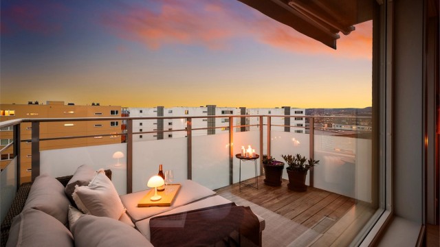 Sindre Nyhus v/ Krogsveen Løren viser denne herlige 4-roms topp- og endeleiligheten, beliggende sentralt til på beste Løren!