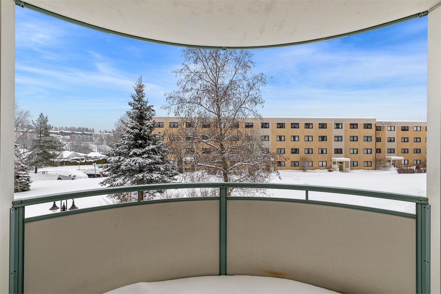 Kort vei til bussholdeplass, butikker, barnehager og Finstad skole.