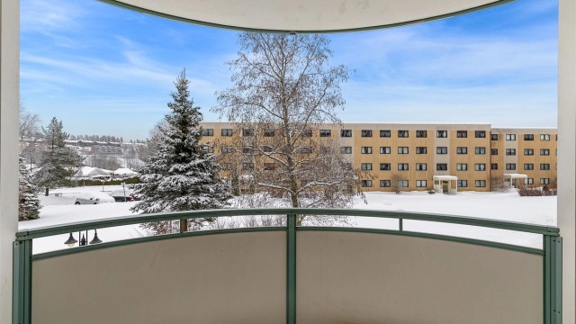 Kort vei til bussholdeplass, butikker, barnehager og Finstad skole.