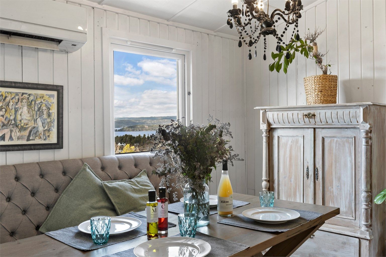 Spisebord og stoler kan plasseres i praktisk tilknytning til kjøkkenet. 