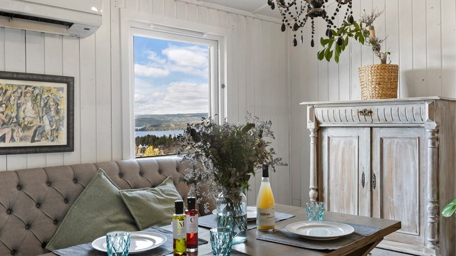 Spisebord og stoler kan plasseres i praktisk tilknytning til kjøkkenet.