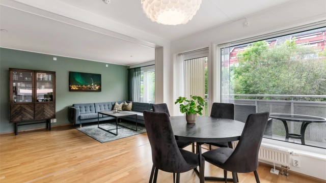 Stue og spisestue med flott lysinnfall og utgang til vestvendt balkong