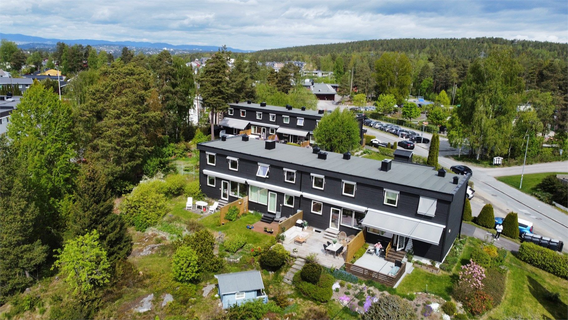 Velkommen til Hareveien 17b på Tårnåsen og dette flotte rekkehuset over 3 plan på 131 kvm. Presentert av Christoffer S. Akerjordet og Krogsveen Nordstrand