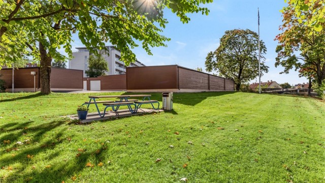 Borettslaget har flere grillplasser, en lekeplass for beboerne, plantekasser, to vaskerianlegg og et velferdslokale
