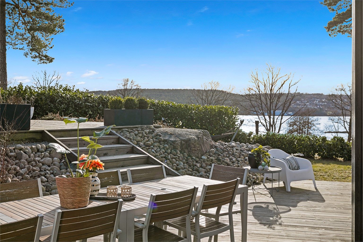 LUNT: I le for vinden og med himmelen som tak blir det ofte til at spiseplassen ute brukes vel så ofte som den inne.