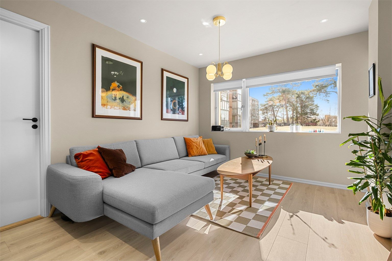 Her får du en hyggelig stuedel med god atmosfære og fin kontakt mellom oppholdsrommene.