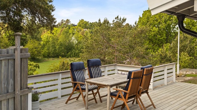 Her får du rikelig med sol og sen kveldssol, samtidig som du sitter skjermet og lunt til. Perfekt plass for varme og lange sommerkvelder.