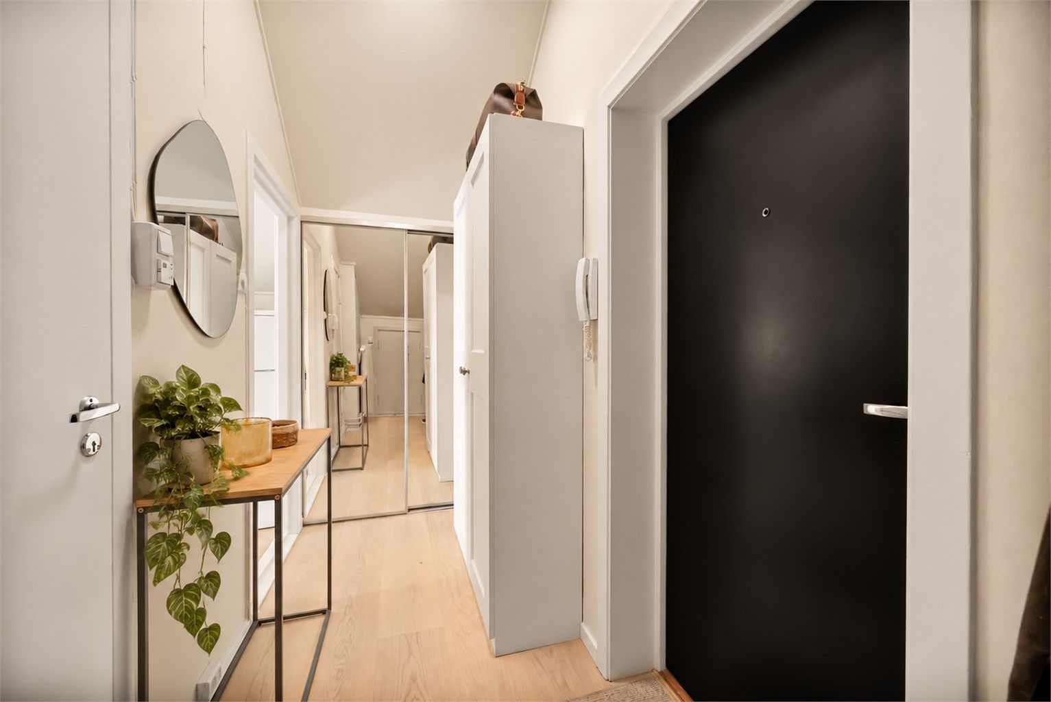 Velkommen inn! Praktisk entré med plass til både skyvedørsgarderobe, skap og skjenk.