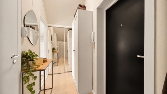 Velkommen inn! Praktisk entré med plass til både skyvedørsgarderobe, skap og skjenk.