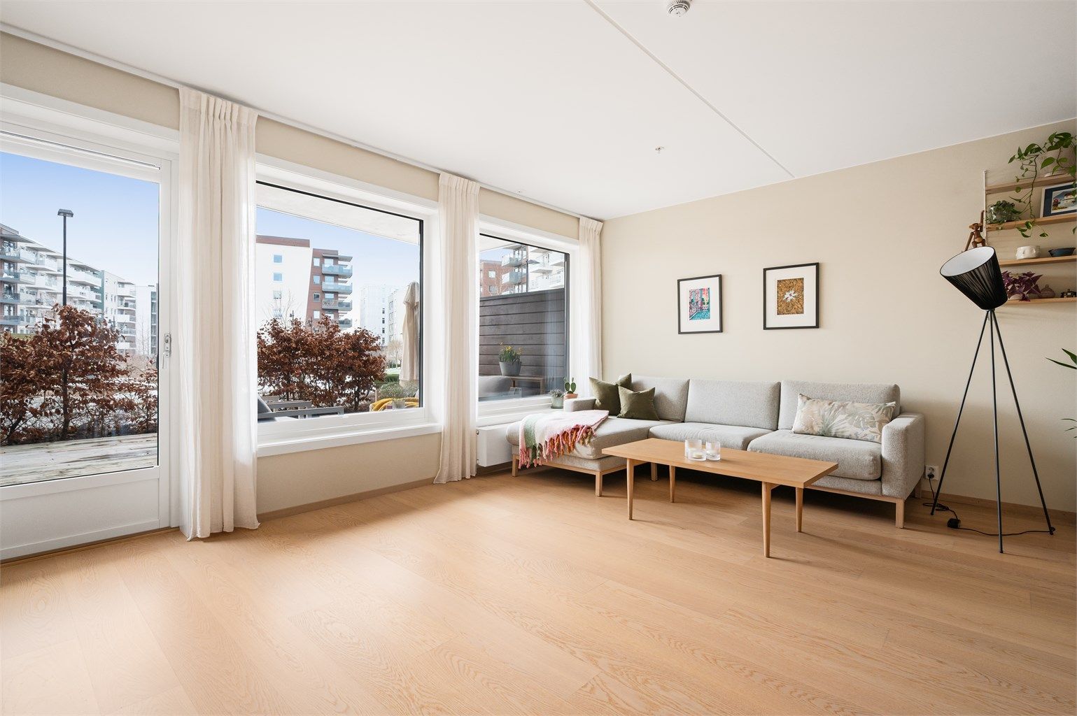 Hele leiligheten, med unntak av boden, fikk nymalte overflater i september 2023. De gjennomgående materialvalgene og fargene skaper en helhetlig og rolig atmosfære.