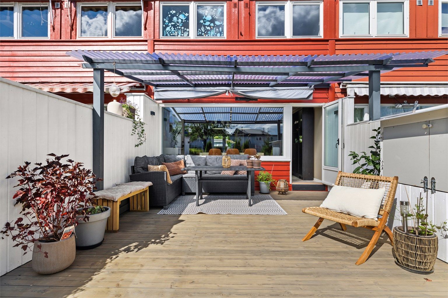 Solrik og romslig terrasse.