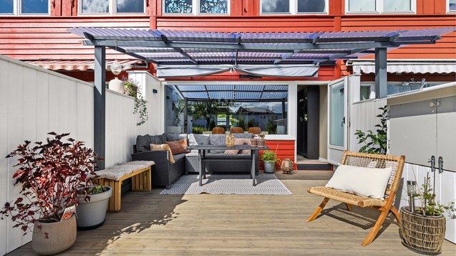 Solrik og romslig terrasse.