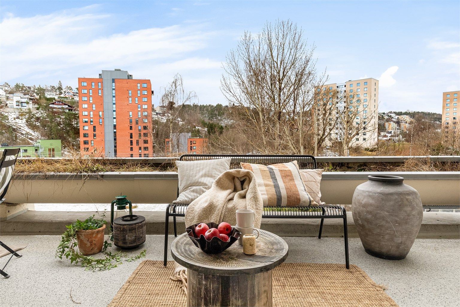 Balkongen fungerer som en fin utvidelse av leiligheten på varme dager.