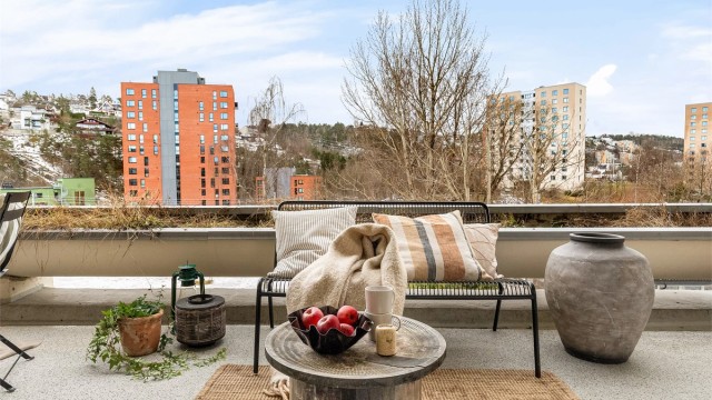 Balkongen fungerer som en fin utvidelse av leiligheten på varme dager.
