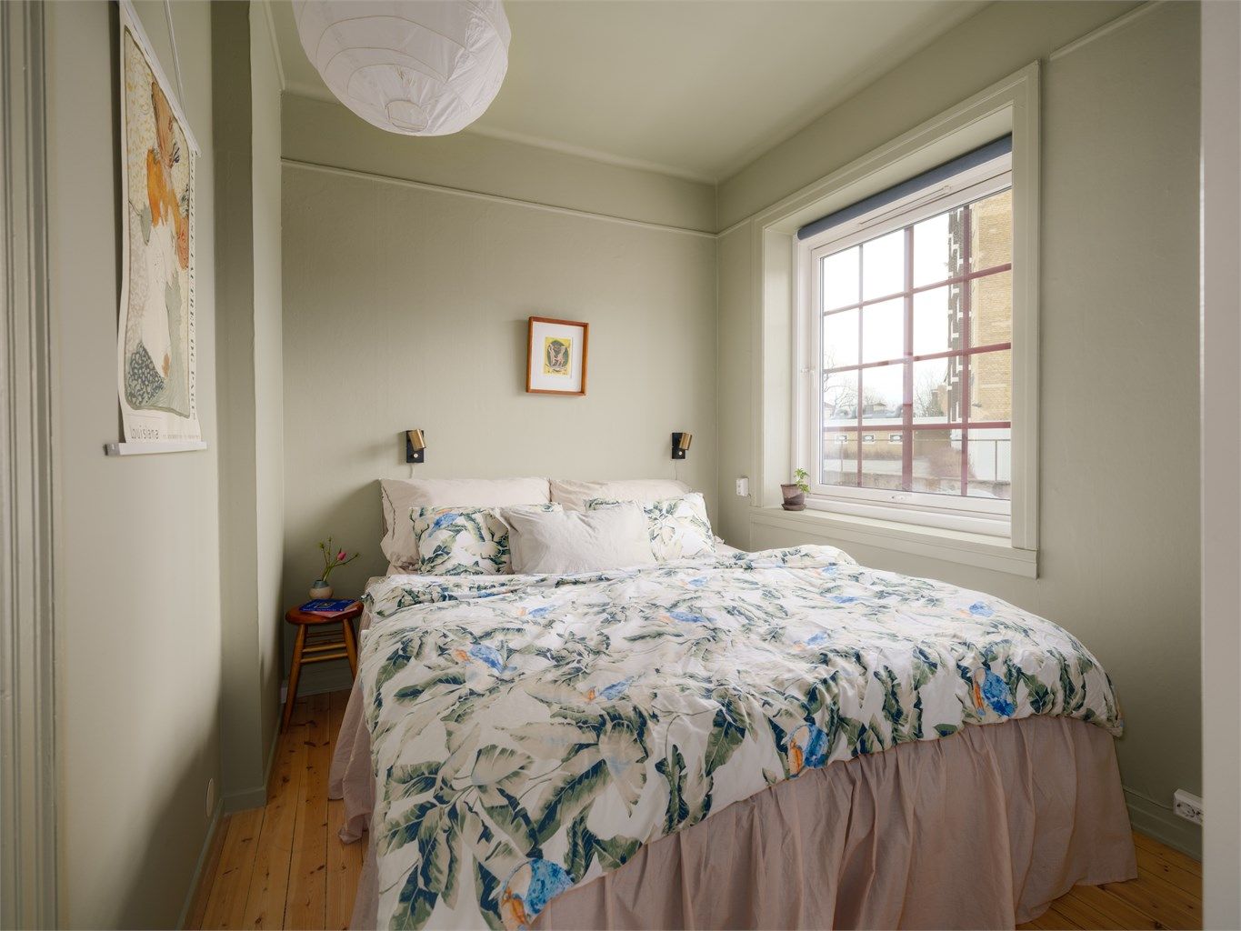 Lunt og romslig soverom med gode lysforhold og god plass til møblering.