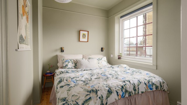 Lunt og romslig soverom med gode lysforhold og god plass til møblering.