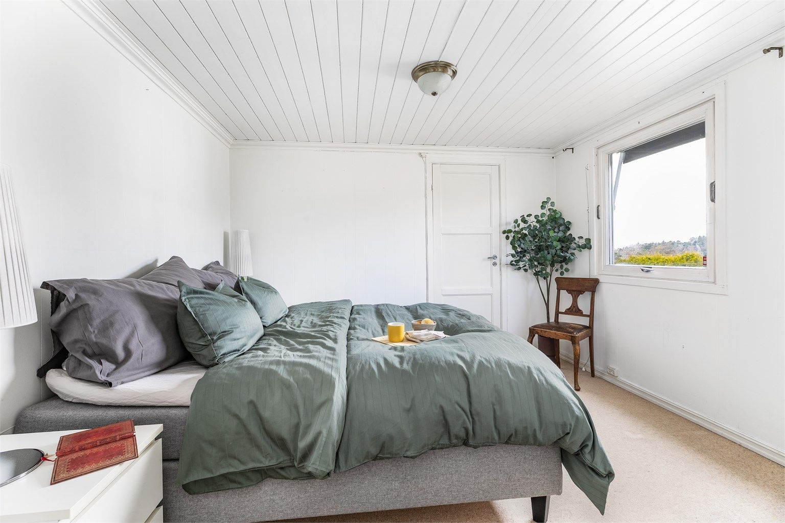 Dette rommet er opprinnelig byggemeldt som hobbyrom, men benyttes i dag som soverom med tilstøtende garderobe/bod.