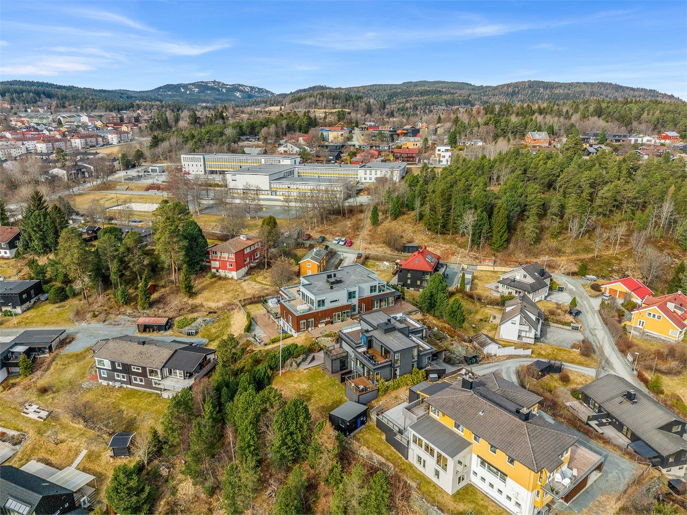 Kollektivtilbudet er svært godt, med busstopp ved Tvetestien kun ca. 4 minutters gange unna. Herfra går det hyppige avganger som tar deg raskt til Trondheim sentrum og øvrige bydeler.
