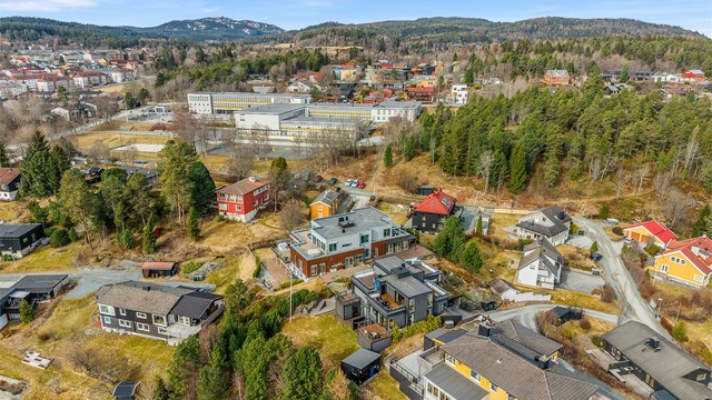 Kollektivtilbudet er svært godt, med busstopp ved Tvetestien kun ca. 4 minutters gange unna. Herfra går det hyppige avganger som tar deg raskt til Trondheim sentrum og øvrige bydeler.