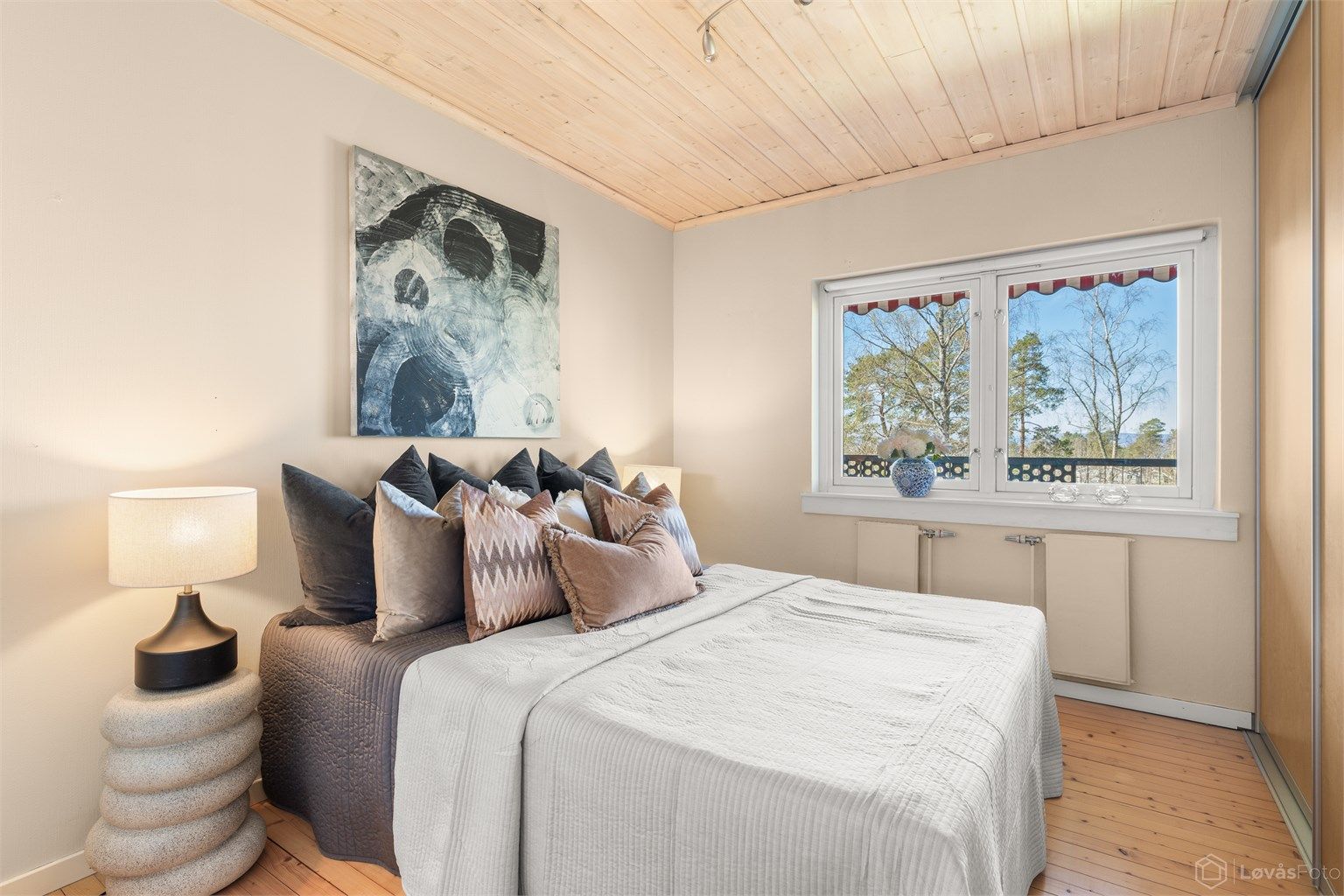 Soverom 1 med originale tregulv