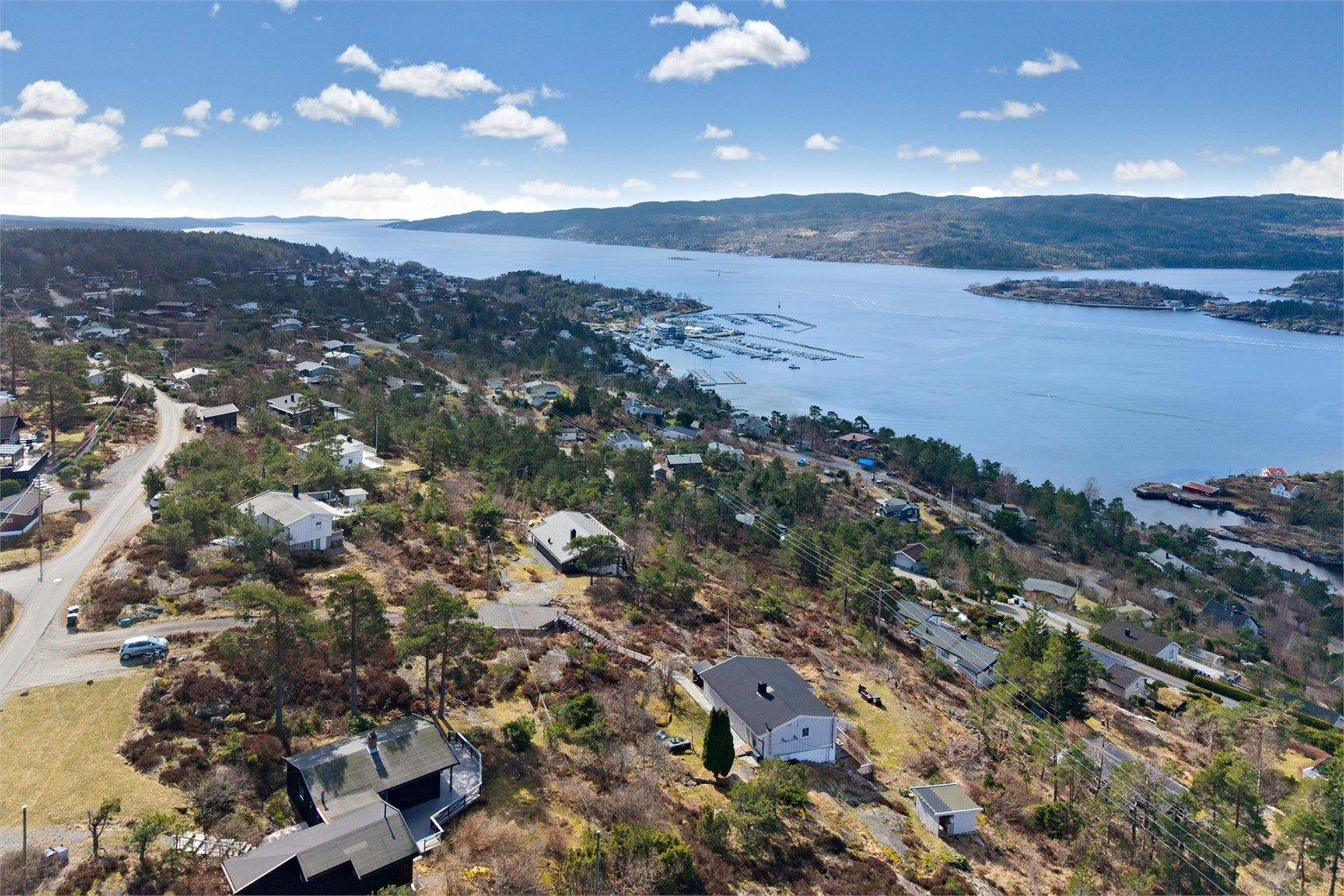 Det er gangavstand til Gylteåsen Vel sin badestrand med stupebrett og båthavn.