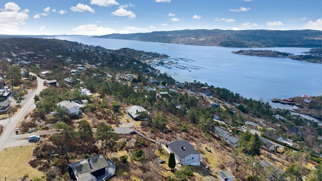 Det er gangavstand til Gylteåsen Vel sin badestrand med stupebrett og båthavn.