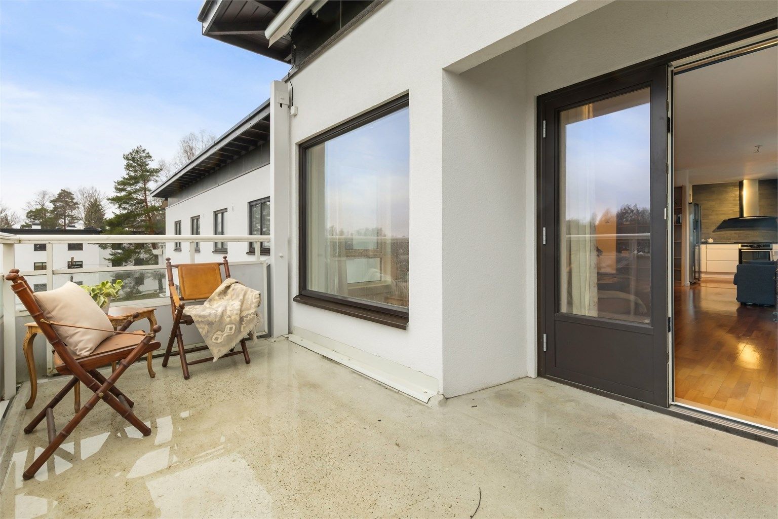 Den tofløyede balkongdøren fra 2021 åpner opp og kobler ute- og innerommet sammen.